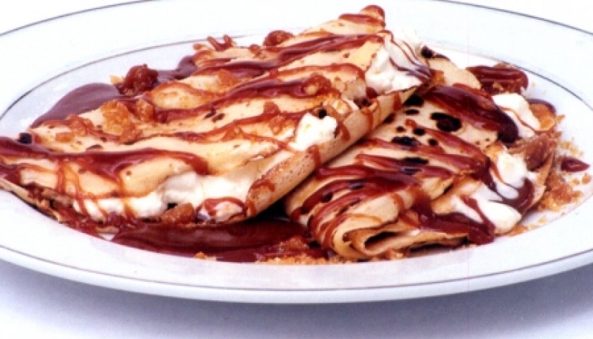 crepes-crocantes-com-calda-de-caramelo-840x480